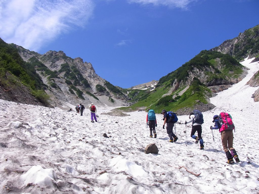 白馬大雪渓を登る登山者の列